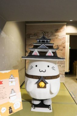 Hiroşima Şatosu, Hiroşima, Japonya- 9 Aralık 2024 Hiroşima Kalesi 'nin maskotu Hikonyan.