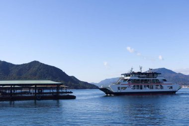 Miyajima İskelesi, Miyajima Adası, Hiroshima - 9 Aralık 2024: NANAURA MARU, Miyajima Rıhtımı 'na yaklaşan bir yolcu gemisi.