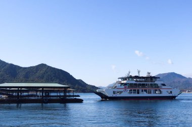 Miyajima İskelesi, Miyajima Adası, Hiroshima - 9 Aralık 2024: NANAURA MARU, Miyajima Rıhtımı 'na yaklaşan bir yolcu gemisi.