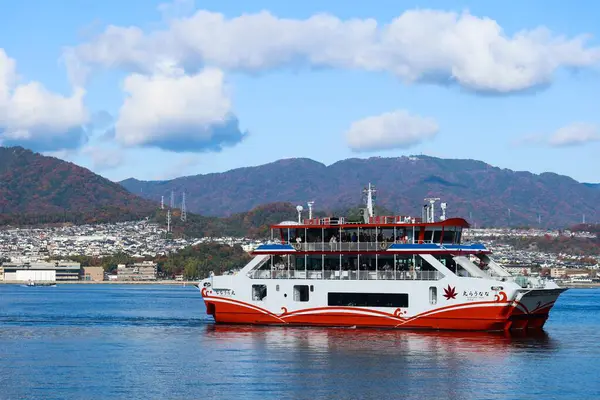 Miyajima İskelesi, Miyajima Adası, Hiroshima - 9 Aralık 2024: NANAURA MARU, Miyajima Rıhtımı 'na yaklaşan bir yolcu gemisi.