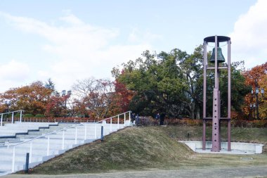 Hiroşima Barış Anıtı Müzesi, Hiroşima Barış Anıt Parkı, Naka Ward, Hiroşima, Japonya - 8 Aralık 2024: Hiroşima 'nın eski beyzbol stadyumunun yeniden doğduğu parkta Barış Çanı 