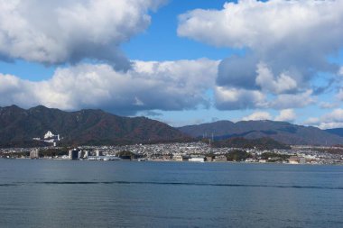 Miyajima Adası, Hiroshima - 9 Aralık 2024: Miyajima iskelesi Hiroşima 'ya ve karşı adaya bağlı binalar