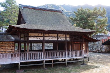 Hirabutai (Güverte) -Takabutai (Yükseltilmiş Sahne), Itsukushima Tapınağı, Miyajima Adası, Hiroşima, Japonya - 9 Aralık 2024: gündüz tapınak ahşap bina