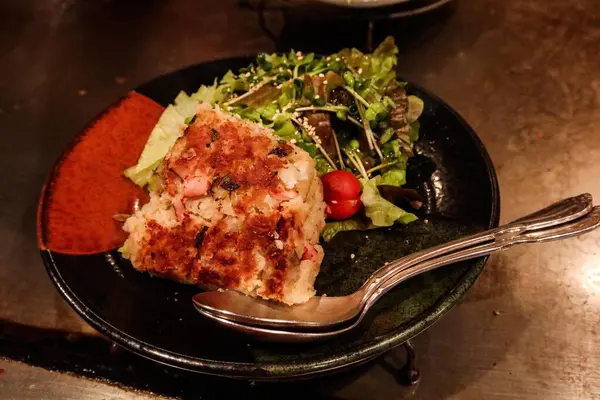 Ezilmiş domates salatasını kapatıyoruz. Soğuk meze gibi. Siyah bir kasede.