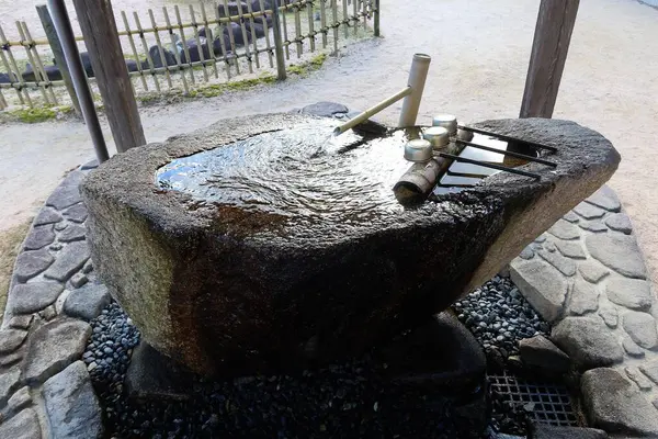 Daigan-ji Tapınağı, Miyajima Adası, Hatsukaichi, Hiroshima, Japonya - 9 Aralık 2024: Geleneksel Japon taş su havzası, 