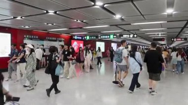 Merkez İstasyonu, Hong Kong - 3 Mayıs 2025: Birçok insan kalabalık MTR Tren Salonu 'nda yürüyor
