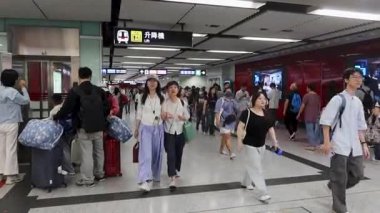 Merkez İstasyonu, Hong Kong - 3 Mayıs 2025: Kalabalık kalabalık bir şekilde MTR Tren Salonu 'nda turistler asansör bekliyor. 
