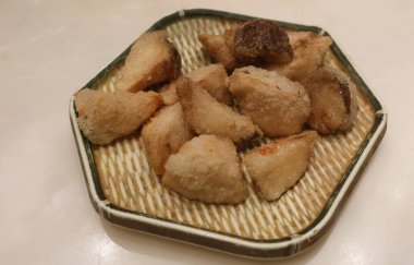 Kızarmış Tayvan çerezlerine yakın. Kral trompet mantarı bir tabakta parçalara ayrılmış.