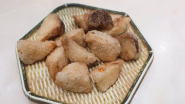 Kızarmış Tayvan çerezlerine yakın. Kral trompet mantarı bir tabakta parçalara ayrılmış.