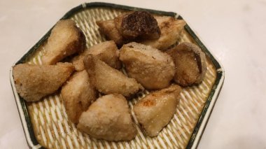 Kızarmış Tayvan çerezlerine yakın. Kral trompet mantarı bir tabakta parçalara ayrılmış.