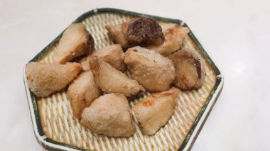 Kızarmış Tayvan çerezlerine yakın. Kral trompet mantarı bir tabakta parçalara ayrılmış.