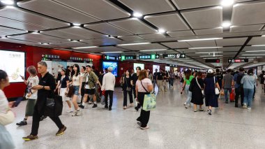 Merkez, Hong Kong - Mayıs 12025: Birçok turist ve yolcu Merkez İstasyon Salonunda bavulla dolaşıyorlar