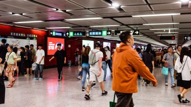Merkez, Hong Kong - Mayıs 12025: Birçok turist ve yolcu Merkez İstasyon Salonunda bavulla dolaşıyorlar