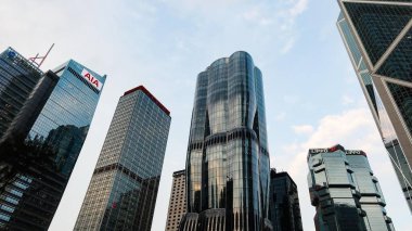 Merkez, Hong Kong - Mayıs 12025: Henderson, Bank of China Tower, Lippo Centre, CheUNG KONG CENTER II ve AIA Central dahil olmak üzere mavi gökdelenler ve kopyalama alanı