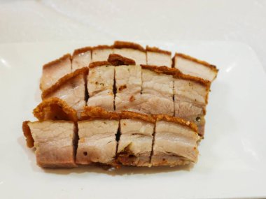 Hong Kong usulü kıtır kıtır kızarmış domuz göbeğini üç katmanlı parçalara ayırın. 