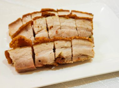 Hong Kong usulü kıtır kıtır kızarmış domuz göbeğini üç katmanlı parçalara ayırın. 