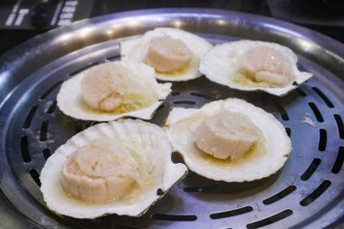 Buharda pişmiş beş karides sarımsaklı ve buharlı bir buharlı buğulama.