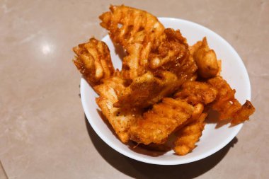 Kızarmış patatese yakın. Kıtır kıtır. Fotokopi alanı ile aperatifler.