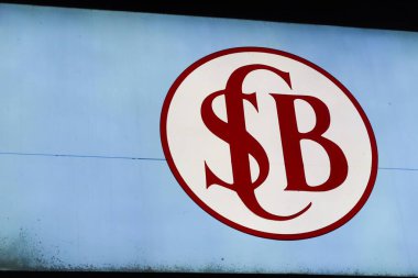 Mei Fu, Hong Kong - 17 Nisan 2025: Şangay Ticaret Bankası tabelasında kırmızı ve beyaz