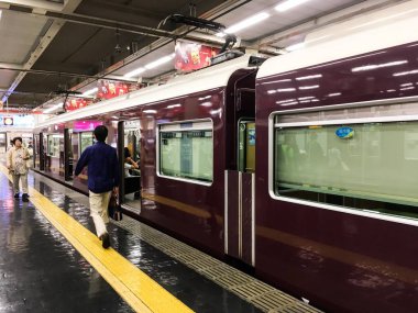 Umeda, Osaka, Japonya- 19 Haziran 2017: bir tren istasyonda bekliyor.