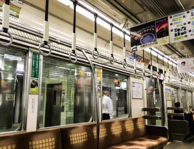 Umeda, Osaka, Japonya- 19 Haziran 2017: istasyonda boş koltuklarla kapalı bir tren durdu.