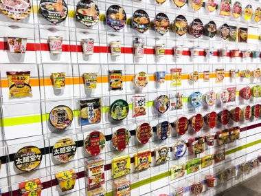 Cup Noodles Müzesi Osaka Ikeda, Osaka, Japonya - 12 Ekim 2016: Dekorasyon olarak beyaz duvara konmuş hazır kupa şehriye duvarı