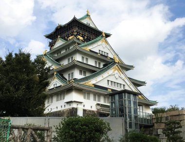 Osaka Şatosu, Osaka, Japonya - 8 Ekim 2016: Mavi gökyüzü ve yanında ağaçlar olan Osaka Şatosu
