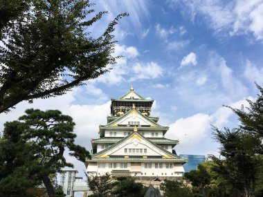 Osaka Şatosu, Osaka, Japonya - 8 Ekim 2016: Mavi gökyüzü ve yanında ağaçlar olan Osaka Şatosu