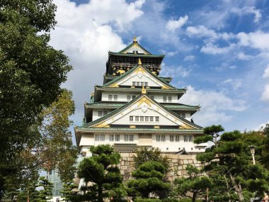 Osaka Şatosu, Osaka, Japonya - 8 Ekim 2016: Mavi gökyüzü ve yanında ağaçlar olan Osaka Şatosu