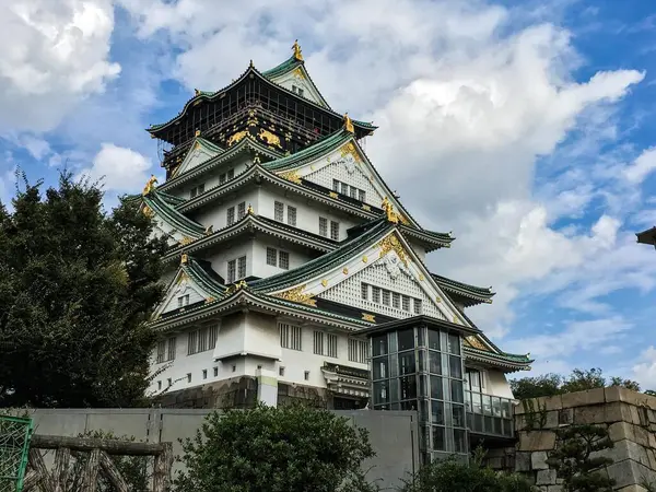 Osaka Şatosu, Osaka, Japonya - 8 Ekim 2016: Mavi gökyüzü ve yanında ağaçlar olan Osaka Şatosu