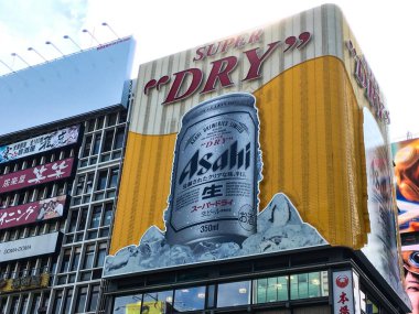 Dotonbori, Osaka, Japonya - 9 Ekim 2016: Asahi Bira Buz Süper Kuru reklam panosu