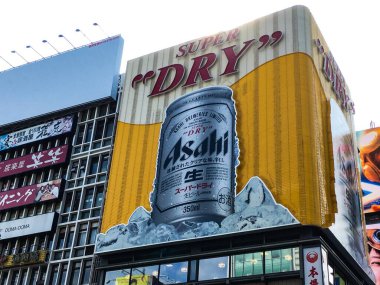 Dotonbori, Osaka, Japonya - 9 Ekim 2016: Asahi Bira Buz Süper Kuru reklam panosu