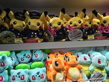 Pokemon Merkezi, Umeda, Osaka, Japonya - 10 Ekim 2017: Pikachu, Squirtle ve Charmander oyuncak bebekleri rafta sergileniyor