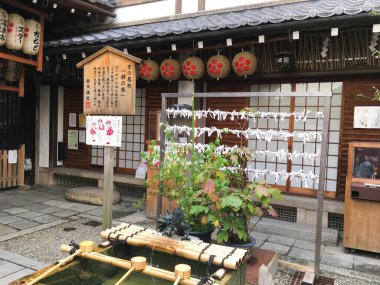 Nishiki Tenmangu Tapınağı, Nakagyo Ku Bölgesi, Kyoto, Japonya - 8 Ekim 2016: Nishiki Tenmangu pazarında el yıkama havzası (chozuya) olan bir Shinto türbesi