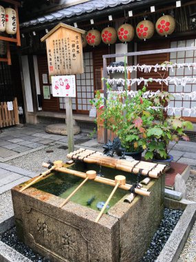 Nishiki Tenmangu Tapınağı, Nakagyo Ku Bölgesi, Kyoto, Japonya - 8 Ekim 2016: Nishiki Tenmangu pazarında el yıkama havzası (chozuya) olan bir Shinto türbesi