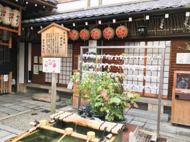 Nishiki Tenmangu Tapınağı, Nakagyo Ku Bölgesi, Kyoto, Japonya - 8 Ekim 2016: Nishiki Tenmangu pazarında el yıkama havzası (chozuya) olan bir Shinto türbesi