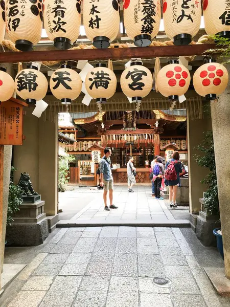 Nishiki Tenmangu Tapınağı, Nakagyo Ku Bölgesi, Kyoto, Japonya - 8 Ekim 2016: Nishiki Tenmangu pazarındaki Shinto türbesine giriş
