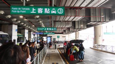 Hong Kong-Zhuhai-Macao Köprüsü, Macau - 17 Mayıs 2025: Siyah taksisi olan taksi durağı ve gündüz vakti Macao Bölgesi 'nde kuyruğa giren yolcular