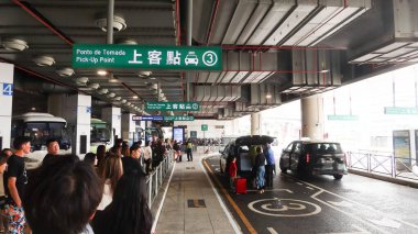 Hong Kong-Zhuhai-Macao Köprüsü, Macau - 17 Mayıs 2025: Siyah taksisi olan taksi durağı ve gündüz vakti Macao Bölgesi 'nde kuyruğa giren yolcular