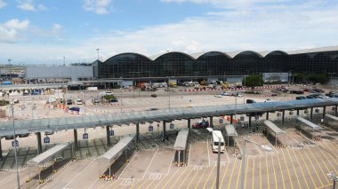 Otopark 1, Hong Kong Uluslararası Havalimanı, Hong Kong - 17 Mayıs 2025: Havaalanı Otoparkı 1: Açık havada parkı olan birçok araba