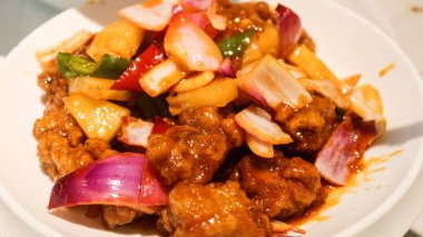 Kanton mutfağına yakın... tatlı ve ekşi kızarmış domuz kaburgası soğanlı, yeşil ve sarı biberli ve ananaslı beyaz tabakta