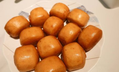 Beyaz bir tabakta kızartılmış Çin çöreği ya da mantoyu yakın plan.