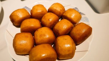 Beyaz bir tabakta kızartılmış Çin çöreği ya da mantoyu yakın plan.