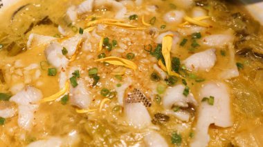 Çin Sichuan baharatlı ve ekşi haşlanmış balıklı lahana turşusu.