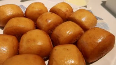 Beyaz bir tabakta kızartılmış Çin çöreği ya da mantoyu yakın plan.