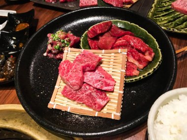 Japon çiğ wagyu sığır eti malzemesini tabakta ızgara yapmaya hazır hale getir (yakiniku)