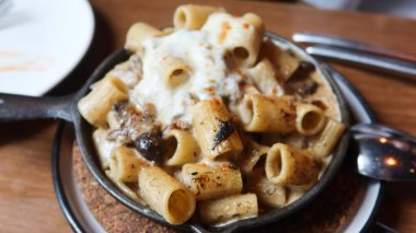 İtalyan usulü siyah trüf peynirli mantarlı makarna ve fotokopi alanı.