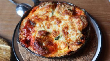 İtalyan usulü fırınlanmış spagetti ve içinde domates sosu ve mozzarella peyniri olan Roma köfteleri.