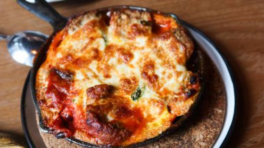 İtalyan usulü fırınlanmış spagetti ve içinde domates sosu ve mozzarella peyniri olan Roma köfteleri.