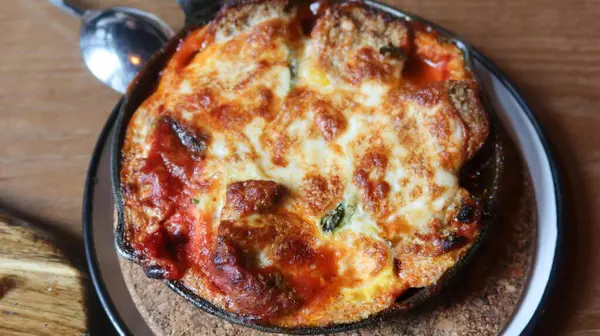 İtalyan usulü fırınlanmış spagetti ve içinde domates sosu ve mozzarella peyniri olan Roma köfteleri.